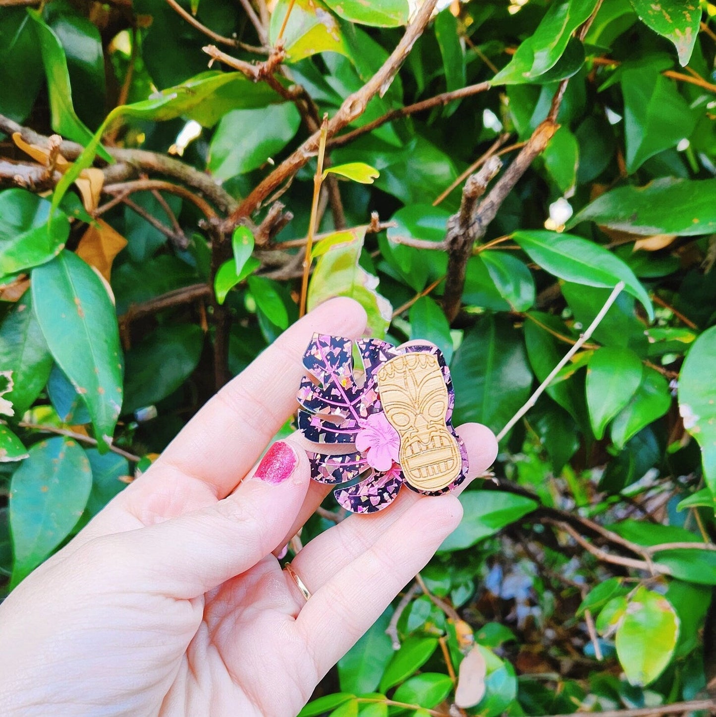 Tiki Brooch, Acrylic & Bamboo Tiki Brooch, Monstera Leaf Tiki Pin, Hawaiian Hibiscus Flower Tiki Brooch, MCM Tiki Style, 1950’s - Rockabilly Australia Pty Ltd