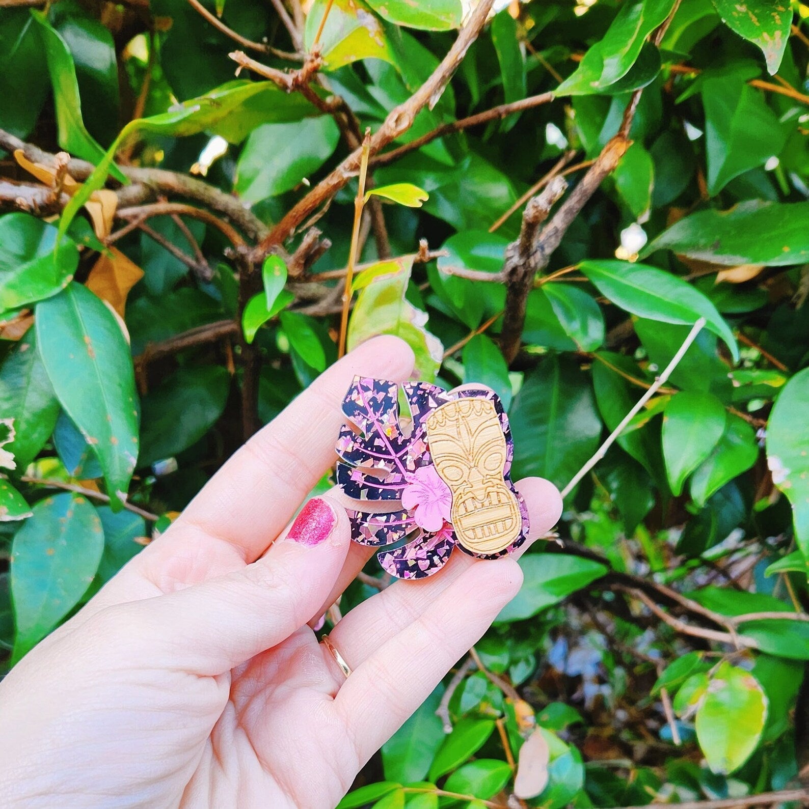 Tiki Brooch, Acrylic & Bamboo Tiki Brooch, Monstera Leaf Tiki Pin, Hawaiian Hibiscus Flower Tiki Brooch, MCM Tiki Style, 1950’s - Rockabilly Australia Pty Ltd